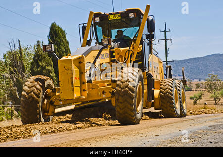 Niveleuse Volvo travaille sur une route rurale Tamworth Australie Banque D'Images