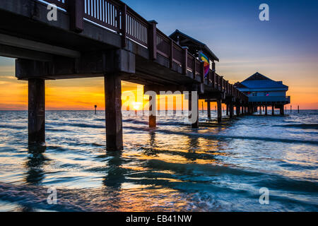 La jetée de pêche dans le golfe du Mexique au coucher du soleil, la plage de Clearwater, Floride. Banque D'Images