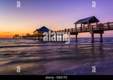 La jetée de pêche dans le golfe du Mexique au coucher du soleil, la plage de Clearwater, Floride. Banque D'Images