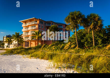 Hôtel et de palmiers sur la plage de Fort Myers Beach, en Floride. Banque D'Images