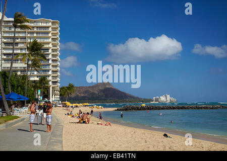 Plage de Fort DeRussy Beach Park et Waikiki Shore Condominiums, Waikiki, Honolulu, Oahu, Hawaii, USA Banque D'Images