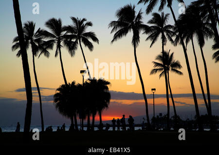 Les gens qui suivent le coucher du soleil, Fort DeRussy Beach Park, Waikiki, Honolulu, Oahu, Hawaii, USA Banque D'Images