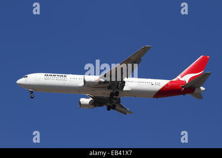Un Boeing 767 de Qantas nommé 'Byron Bay' arrivant à l'aéroport de Sydney à Sydney, Australie. Banque D'Images