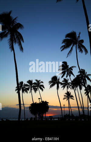 Les gens qui suivent le coucher du soleil, Fort DeRussy Beach Park, Waikiki, Honolulu, Oahu, Hawaii, USA Banque D'Images