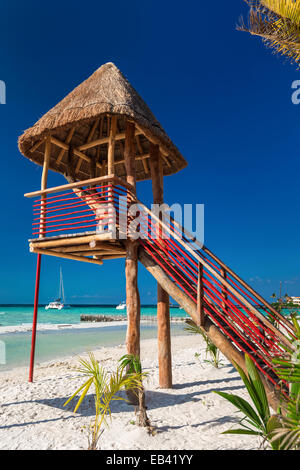 Lifeguard tower sur la plage des Caraïbes, Cancun, Mexique Banque D'Images