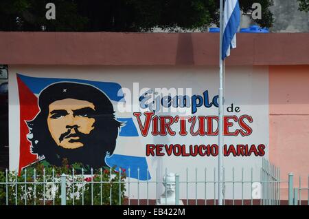 L'image de Che Guevara sur le côté d'un immeuble dans un quartier résidentiel de La Havane, Cuba Banque D'Images