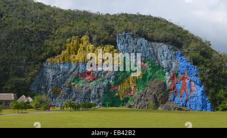 Murale de la Préhistoire, une fresque géante peinte sur une falaise dans la région de Vinales Cuba. Banque D'Images