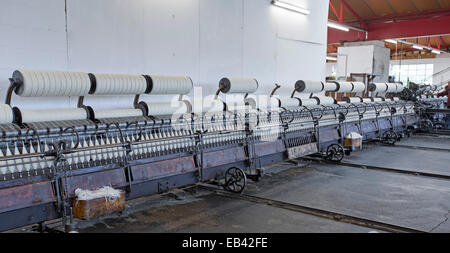 Gamme de machines pour la filature de la laine dans la atelier historique à Trefriw Woollen Mills, une attraction touristique populaire au pays de Galles Banque D'Images