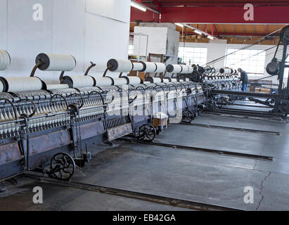 Gamme de machines pour la filature de la laine dans la atelier historique à Trefriw Woollen Mills, une attraction touristique populaire au pays de Galles Banque D'Images