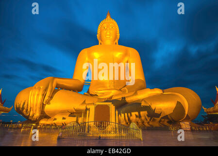 Big Bouddha d'Or de Wat Muang en Thaïlande, d'Ang Thong Banque D'Images