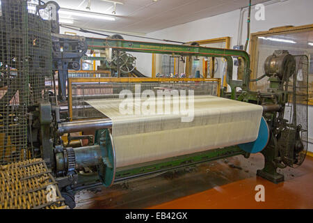 Grand industriel gaine de tissu de couleur claire étant tissés à Trefriw Woollen Mills, une attraction touristique populaire au pays de Galles Banque D'Images