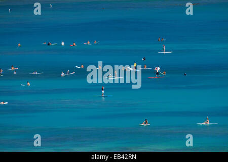 Les surfeurs et Stand Up Paddle boarders, Waikiki, Honolulu, Oahu, Hawaii, USA Banque D'Images