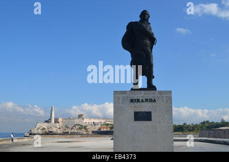 Statue de Fernando Miranda sur le Malecon, en face de l'château del Morro à La Havane, Cuba Banque D'Images