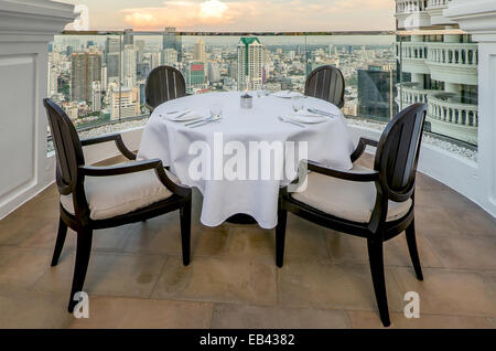 Siège et table sur terrasse avec vue sur la haute Banque D'Images
