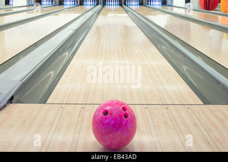 Sur boules de bowling contre dix quilles Banque D'Images