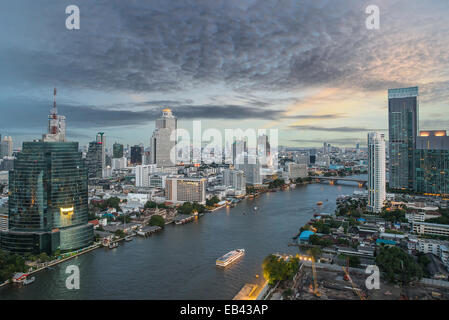 La ville de Bangkok de nuit, l'hôtel et repas avec résident cruise ship Banque D'Images