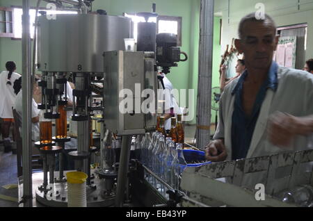 Une usine de mise en bouteilles de rhum dans la région de Pinar del Rio de Cuba Banque D'Images