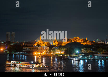 Le Grand Palais et le navire de croisière de la ville de Bangkok en Thaïlande de nuit Banque D'Images