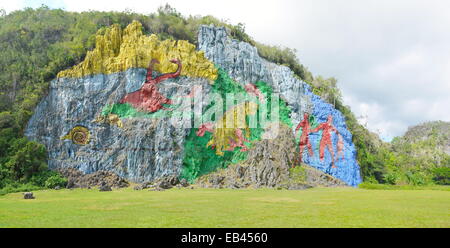 Murale de la Préhistoire, une fresque géante peinte sur une falaise dans la région de Vinales Cuba. Banque D'Images