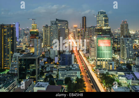 La ville de Bangkok au crépuscule avec le trafic principal Banque D'Images