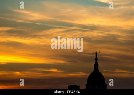 Au-dessus de la Statue de la Justice Lady Old Bailey au coucher du soleil à partir de 1 nouveaux Modifier Banque D'Images