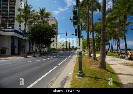 Kalakaua Ave, et la plage de Waikiki, Honolulu, Oahu, Hawaii, USA Banque D'Images