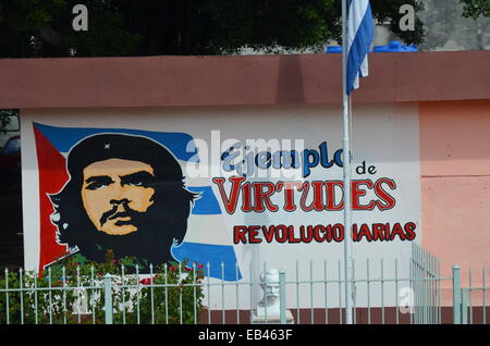 L'image de Che Guevara sur le côté d'un immeuble dans un quartier résidentiel de La Havane, Cuba Banque D'Images