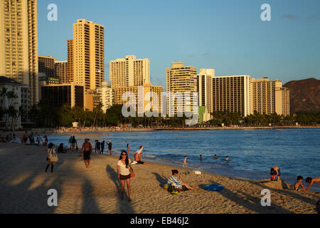 Les gens sur la plage de Waikiki, et Waikiki hôtels et condominiums, Honolulu, Oahu, Hawaii, USA Banque D'Images