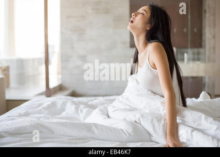 Jeune femme se réveiller le matin Banque D'Images