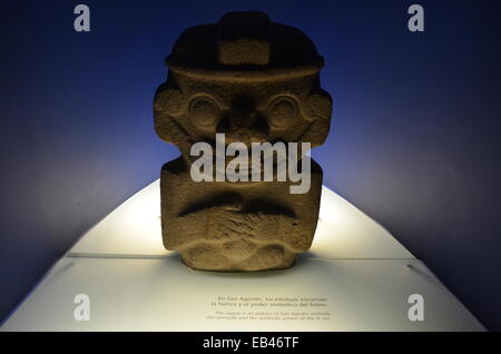 Sculptures sur pierre du site archéologique de San Agustin en Colombie sur l'affichage dans le Museo del Oro, Bogota. Banque D'Images