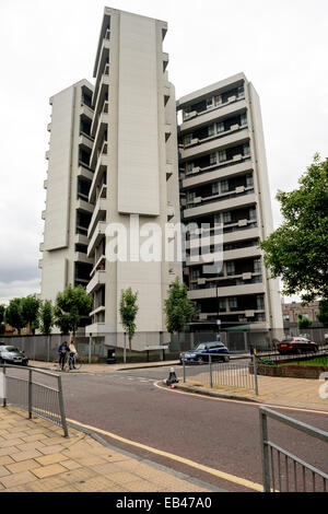 Des tours de logements sociaux dans le quartier de Hackney, East London Banque D'Images