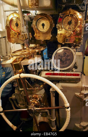 L'intérieur de ses instruments de mesure et de commande l'USS Bowfin Submarine (1942), Pearl Harbor, Honolulu, Oahu, Hawaii, USA Banque D'Images