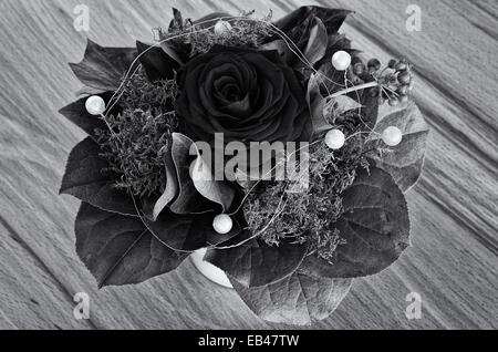 Rose unique avec les verts et déco perles dans un bouquet, noir et blanc. Banque D'Images