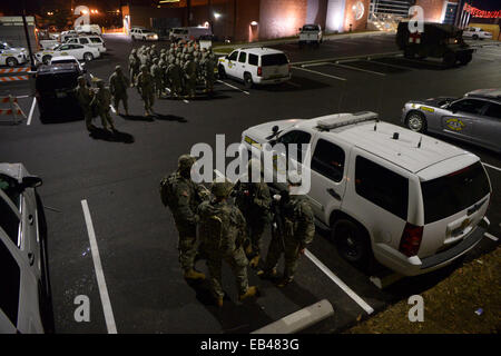 Ferguson, USA. 25Th Nov, 2014. Les membres de la Garde Nationale en tenue de stand à l'extérieur du site de démonstration de police de Ferguson, Saint Louis County, Missouri, États-Unis d'Amérique, le 25 novembre 2014. Plus de 1 500 troupes de la Garde nationale a rejoint environ 700 gardes qui étaient déjà sur place pour aider à protéger les résidents locaux d'application de la loi et de la propriété dans la région de Ferguson, un jour après un grand jury a refusé de remettre en place une accusation contre Ferguson agent de police Darren Wilson, qui ont tiré et tué des adolescent Michael Brown en août. Credit : Yin Bogu/Xinhua/Alamy Live News Banque D'Images