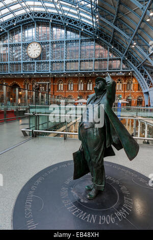 La statue Betjeman (Sir John Betjeman) en bronze par Martin Jennings dans la Barlow hangar de Londres St Pancras railway station Banque D'Images