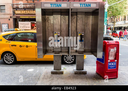 New York, NY 23 Nov 2014 - Le public paie à pièces cabine téléphonique Banque D'Images