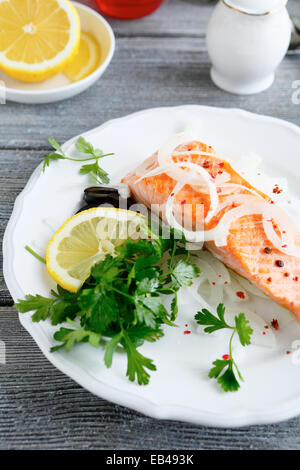 Saumon grillé avec oignons et fines herbes, citron, fruits de mer Banque D'Images