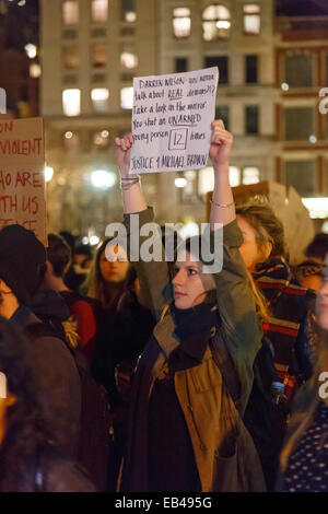New York City, USA. 25Th Nov, 2015. Manifestations dans les rues de New York le 25 novembre 2014, un jour après un grand jury de Ferguson, MI a refusé de renvoyer une accusation dans la police de tir des adolescent afro-américain Michael Brown. Credit : Jannis Werner/Alamy Live News Banque D'Images