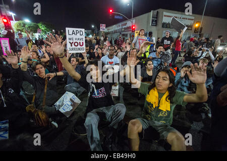 Los Angeles, USA. 25Th Nov, 2014. Les manifestants s'asseoir sur une intersection au cours d'une manifestation à Los Angeles, États-Unis, le 25 novembre 2014. Des milliers de personnes à Washington, New York, Boston et d'une douzaine d'autres villes à travers les États-Unis le mardi suite manifestations contre la décision prise lundi par un grand jury local du Missouri de ne pas inculper un officier de police blanc dans la mort d'un des jeunes Afro-Américains. Credit : Zhao Hanrong/Xinhua/Alamy Live News Banque D'Images