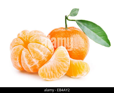 Mandarine avec des feuilles sur fond blanc Banque D'Images