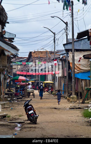 Un scooter est seul dans une ruelle d'Iquitos Pérou attend son retour propriétaires Banque D'Images