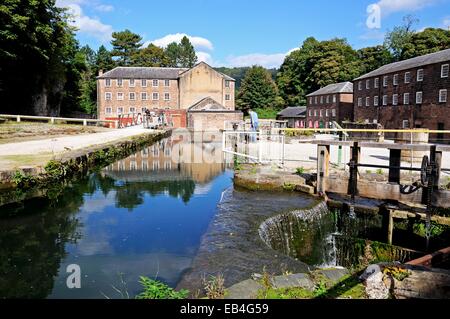 Moulin de Cromford (filature de coton d'eau powered) avec un mécanisme d'écluse au premier plan, Cromford, Derbyshire, Angleterre, Royaume-Uni, Banque D'Images