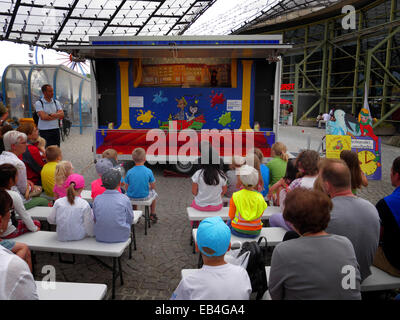 Les enfants Les enfants se concentrer à regarder jouer du théâtre de marionnettes Banque D'Images