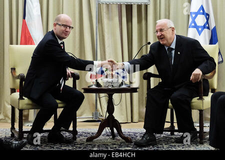 Israël. 26 Nov, 2014. Président de l'état d'Israël, Reuven Rivlin (R), et de la République tchèque, le premier ministre, Bohuslav Sobotka (L), serrer la main au début d'une réunion de travail à la résidence du Président. PM Sobotka a dirigé une délégation en visite à Israël dans le cadre de consultations intergouvernementales entre les deux pays. Credit : Alon Nir/Alamy Live News Banque D'Images