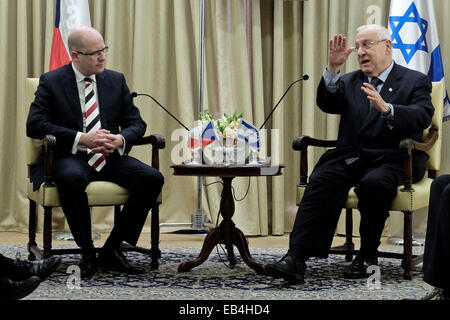 Israël. 26 Nov, 2014. Président de l'état d'Israël, Reuven Rivlin (R), l'adresse du premier ministre tchèque, Bohuslav Sobotka (L) et les ministres du gouvernement tchèque, visite d'Israël dans le cadre de consultations intergouvernementales entre les deux pays. Credit : Alon Nir/Alamy Live News Banque D'Images