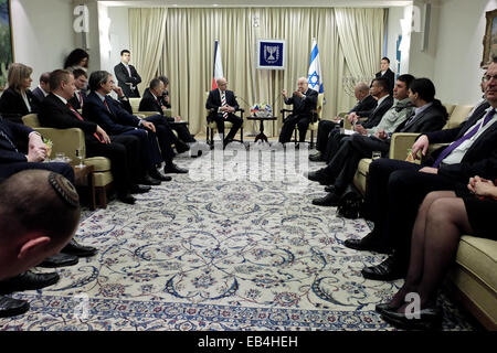 Israël. 26 Nov, 2014. Président de l'état d'Israël, Reuven Rivlin (R), l'adresse du premier ministre tchèque, Bohuslav Sobotka (L) et les ministres du gouvernement tchèque, visite d'Israël dans le cadre de consultations intergouvernementales entre les deux pays. Credit : Alon Nir/Alamy Live News Banque D'Images