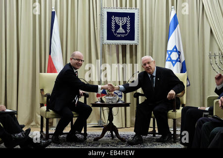 Israël. 26 Nov, 2014. Président de l'état d'Israël, Reuven Rivlin (R), et de la République tchèque, le premier ministre, Bohuslav Sobotka (L), serrer la main au début d'une réunion de travail à la résidence du Président. PM Sobotka a dirigé une délégation en visite à Israël dans le cadre de consultations intergouvernementales entre les deux pays. Credit : Alon Nir/Alamy Live News Banque D'Images