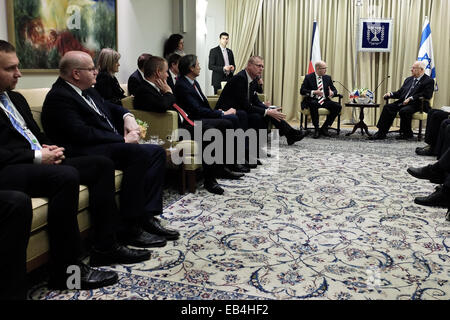 Israël. 26 Nov, 2014. République tchèque Le Premier ministre Bohuslav Sobotka aborde le président de l'état d'Israël, Reuven Rivlin, lors d'une réunion de travail à la résidence du Président. PM Sobotka a dirigé une délégation en visite à Israël dans le cadre de consultations intergouvernementales entre les deux pays. Credit : Alon Nir/Alamy Live News Banque D'Images