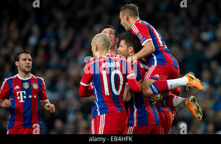 Manchester, UK. 25Th Nov, 2014. Munich, Xabi Alonso (2e R) célèbre après avoir marqué le 1-1 avec ses coéquipiers Juan Bernat (L-R), Arjen Robben, Pierre-Emile Höjbjerg et Rafinha au cours de l'UEFA Champions League Groupe e match de football entre Manchester City FC Bayern Munich et à Etihad Stadium à Manchester, en Grande-Bretagne, le 25 novembre 2014. Dpa : Crédit photo alliance/Alamy Live News Banque D'Images