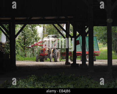 Allemagne Bavière Hallertau houblon récolté dans la machine agricole allemand camion de pureté Banque D'Images